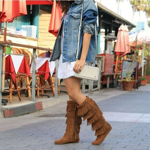 Minnetonka 3 Layer Fringe Boots in Tan NEW - Picture 1 of 3